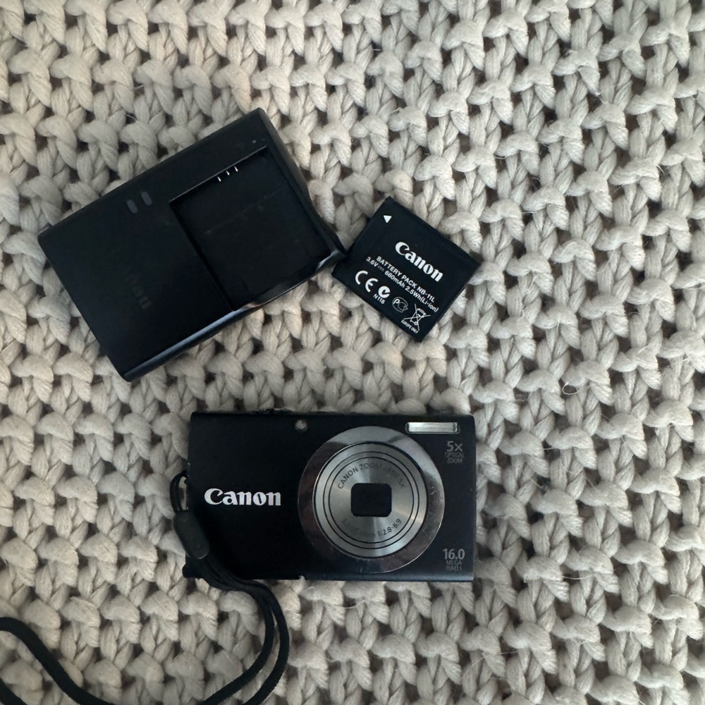 Canon Black Compact Digital Camera with Charger and Battery